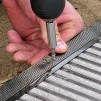 Монтаж уголков ДПК